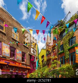 Conigliatura colorata a Neal's Yard, Covent Garden, Londra, Inghilterra, Regno Unito Foto Stock