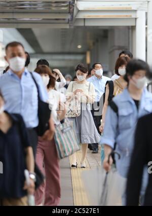 (200630) -- TOKYO, 30 giugno 2020 (Xinhua) -- la gente si dirige alla stazione di Shinagawa dopo essere scagliato dal lavoro a Tokyo, Giappone, il 30 giugno 2020. Il tasso di disoccupazione in Giappone è aumentato in maggio da un mese prima, come la pandemia COVID-19 ha portato a imprese licenziare il personale a seguito della stallo delle imprese, il governo ha detto in un rapporto di martedì. Secondo il Ministero degli Affari interni e delle Comunicazioni, il tasso di disoccupazione giapponese è salito al 2.9 per cento nel periodo di registrazione, con la cifra che è venuto sui talloni di un aumento del 2.6 per cento registrato un mese prima e che segna il terzo mese consecutivo t. Foto Stock