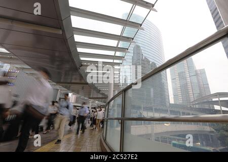 (200630) -- TOKYO, 30 giugno 2020 (Xinhua) -- la gente si dirige alla stazione di Shinagawa dopo essere scagliato dal lavoro a Tokyo, Giappone, il 30 giugno 2020. Il tasso di disoccupazione in Giappone è aumentato in maggio da un mese prima, come la pandemia COVID-19 ha portato a imprese licenziare il personale a seguito della stallo delle imprese, il governo ha detto in un rapporto di martedì. Secondo il Ministero degli Affari interni e delle Comunicazioni, il tasso di disoccupazione giapponese è salito al 2.9 per cento nel periodo di registrazione, con la cifra che è venuto sui talloni di un aumento del 2.6 per cento registrato un mese prima e che segna il terzo mese consecutivo t. Foto Stock