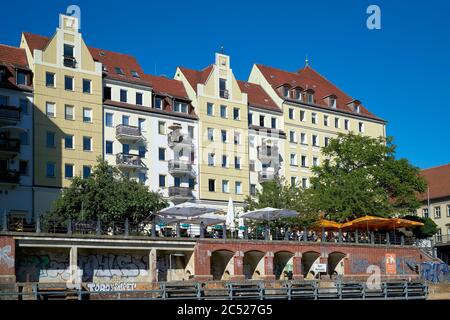 Il quartiere Nikolai di Berlino, popolare da molti turisti, visto dal fiume Sprea Foto Stock