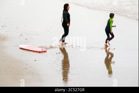 Bournemouth, Regno Unito. 30 giugno 2020. Pochissime persone sulla spiaggia e sul lungomare di Bournemouth ora che il tempo ha girato ventoso e piovoso, in netto contrasto con l'ondata di caldo questa volta la settimana scorsa che ha visto centinaia di migliaia di persone scendere sulla spiaggia. Credit: Richard Crease/Alamy Live News Foto Stock