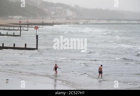 Bournemouth, Regno Unito. 30 giugno 2020. Pochissime persone sulla spiaggia e sul lungomare di Bournemouth ora che il tempo ha girato ventoso e piovoso, in netto contrasto con l'ondata di caldo questa volta la settimana scorsa che ha visto centinaia di migliaia di persone scendere sulla spiaggia. Credit: Richard Crease/Alamy Live News Foto Stock