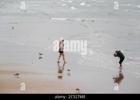 Bournemouth, Regno Unito. 30 giugno 2020. Pochissime persone sulla spiaggia e sul lungomare di Bournemouth ora che il tempo ha girato ventoso e piovoso, in netto contrasto con l'ondata di caldo questa volta la settimana scorsa che ha visto centinaia di migliaia di persone scendere sulla spiaggia. Credit: Richard Crease/Alamy Live News Foto Stock