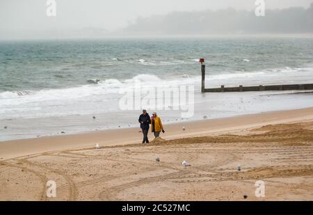 Bournemouth, Regno Unito. 30 giugno 2020. Pochissime persone sulla spiaggia e sul lungomare di Bournemouth ora che il tempo ha girato ventoso e piovoso, in netto contrasto con l'ondata di caldo questa volta la settimana scorsa che ha visto centinaia di migliaia di persone scendere sulla spiaggia. Credit: Richard Crease/Alamy Live News Foto Stock