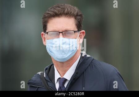 Eamon Ryan Ministro per l'azione sul clima, le reti di comunicazione e i trasporti lasciando il centro convegni dove il Dail si riunisce oggi a causa delle restrizioni del Covid-19. Foto Stock