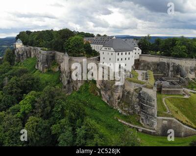 Vista aerea della Fortezza di Königstein la 'Bastiglia di Saxon', una fortezza collinare vicino Dresda, in Svizzera sassone, Germania, è una delle più grandi colline Foto Stock