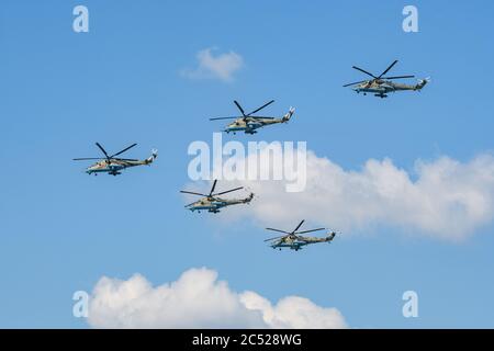 MOSCA, RUSSIA - GIU 2020: Trasporto russo e elicottero da combattimento uso 24 ore su 24 di mi-35M (Sabre) alla parata in onore del 75 ° anniversario Foto Stock