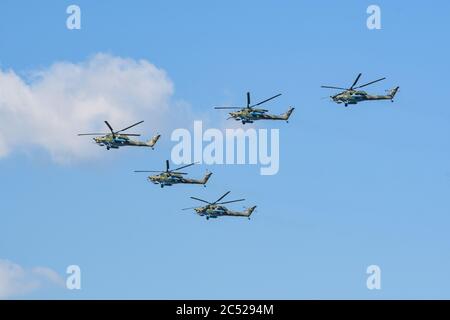 MOSCA, RUSSIA - GIU 2020: Elicottero d'attacco russo MI-28N (Havoc) alla sfilata in onore del 75° anniversario della vittoria. Foto Stock