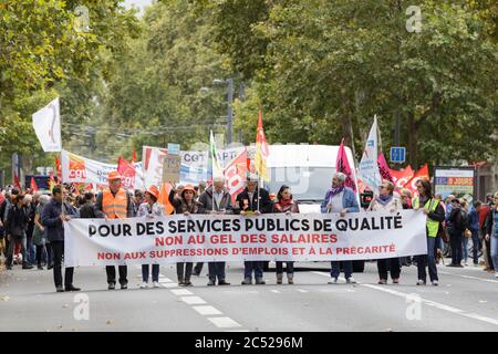 Tours, Francia. 10 ott 2017. Funzionari trovato uno sciopero generale sulle strade di Francia. I lavoratori del settore pubblico in tutto il paese sciopero contro le proposte da Emmanuel Macrons governo di congelare la loro retribuzione, Tours, Francia. Foto Stock