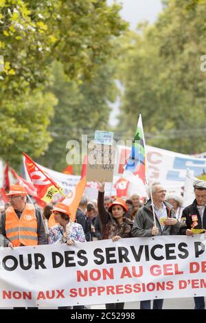 Tours, Francia. 10 ott 2017. Funzionari trovato uno sciopero generale sulle strade di Francia. I lavoratori del settore pubblico in tutto il paese sciopero contro le proposte da Emmanuel Macrons governo di congelare la loro retribuzione, Tours, Francia. Foto Stock