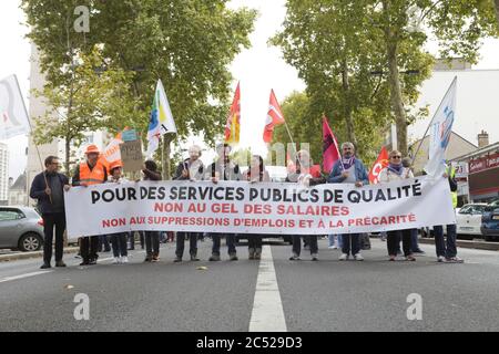 Tours, Francia. 10 ott 2017. Funzionari trovato uno sciopero generale sulle strade di Francia. I lavoratori del settore pubblico in tutto il paese sciopero contro le proposte da Emmanuel Macrons governo di congelare la loro retribuzione, Tours, Francia. Foto Stock