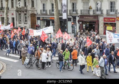 Tours, Francia. 10 ott 2017. Funzionari trovato uno sciopero generale sulle strade di Francia. I lavoratori del settore pubblico in tutto il paese sciopero contro le proposte da Emmanuel Macrons governo di congelare la loro retribuzione, Tours, Francia. Foto Stock