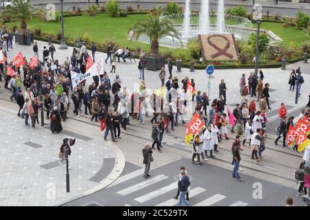 Tours, Francia. 10 ott 2017. Funzionari trovato uno sciopero generale sulle strade di Francia. I lavoratori del settore pubblico in tutto il paese sciopero contro le proposte da Emmanuel Macrons governo di congelare la loro retribuzione, Tours, Francia. Foto Stock