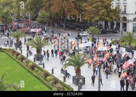 Tours, Francia. 10 ott 2017. Funzionari trovato uno sciopero generale sulle strade di Francia. I lavoratori del settore pubblico in tutto il paese sciopero contro le proposte da Emmanuel Macrons governo di congelare la loro retribuzione, Tours, Francia. Foto Stock