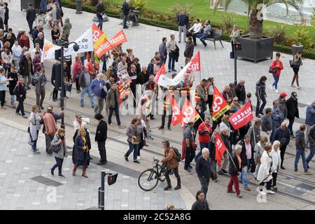 Tours, Francia. 10 ott 2017. Funzionari trovato uno sciopero generale sulle strade di Francia. I lavoratori del settore pubblico in tutto il paese sciopero contro le proposte da Emmanuel Macrons governo di congelare la loro retribuzione, Tours, Francia. Foto Stock