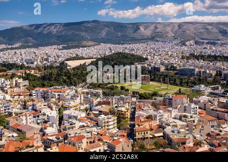 Atene, Attica / Grecia - 2018/04/02: Vista panoramica della metropoli di Atene con il Tempio di Zeus Olimpio - Olympieion - visto dalla collina dell'Acropoli Foto Stock