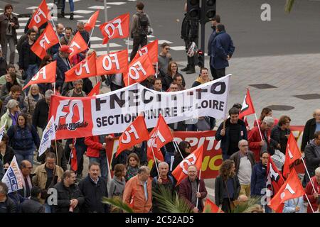 Tours, Francia. 10 ott 2017. Funzionari trovato uno sciopero generale sulle strade di Francia. I lavoratori del settore pubblico in tutto il paese sciopero contro le proposte da Emmanuel Macrons governo di congelare la loro retribuzione, Tours, Francia. Foto Stock