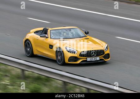 2018 Mercedes-Benz convertibile AMG GT C Auto Yellow Car benzina 3982 cc 557 BHP guida sull'autostrada M6 vicino Preston a Lancashire, Regno Unito Foto Stock