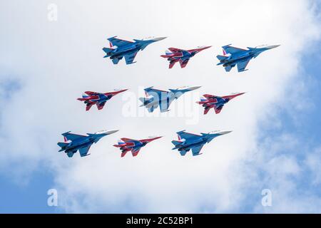 MOSCA, RUSSIA - GIU 2020: Su-30SM (squadra acrobatica dei Cavalieri Russi) e MIG-29 (squadra acrobatica dei Swifts) alla parata in onore del 75° anniversario Foto Stock