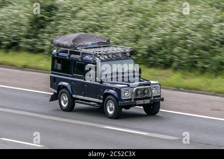 Land Rover Defender 110 County Td5 4x4 Blue LCV Diesel sulla M6 autostrada vicino Preston a Lancashire, Regno Unito Foto Stock