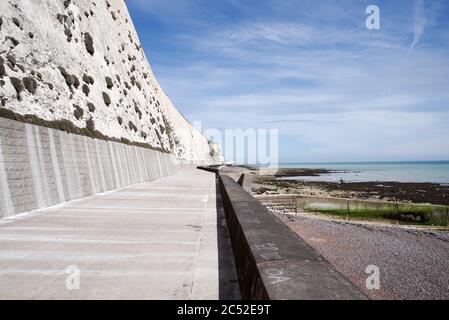 La passeggiata sotto scogliera che fa parte del Seahaven Coastal Trail a Sussex, Regno Unito Foto Stock