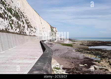 La passeggiata sotto scogliera che fa parte del Seahaven Coastal Trail a Sussex, Regno Unito Foto Stock