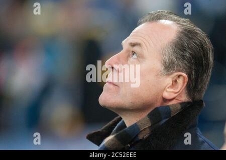 Clemens TOENNIES si dimette come presidente del club di calcio Bundesliga Schalke 04. Questo è riportato dall'ARD sport show. Dopo che Corona ha intrappitato nel suo commercio della carne, Toennies era stato criticato pesantemente. Clemens TOENNIES (TvÉ¬ñNNIES, presidente, GE) guarda verso l'alto, ritratto, PortrvÉ¬sst, ritratto, calcio 1.Bundesliga, 19° incontro, FC Schalke 04 (GE) - Hannover 96 (H), il 21 gennaio 2018 a Gelsenkirchen/Germania. vÇ¬ | utilizzo in tutto il mondo Foto Stock