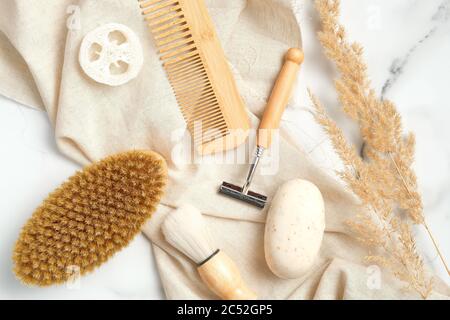 Composizione piatta con utensili da barba e accessori da bagno da uomo su sfondo in marmo. Foto Stock
