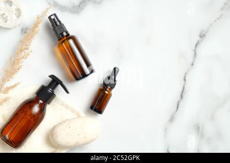 SPA cosmetici bottiglie di vetro ambrato scuro e sapone fatto in casa su sfondo di marmo. Concetto di prodotti naturali di bellezza biologica. Bellezza blog banner mockup, mini Foto Stock