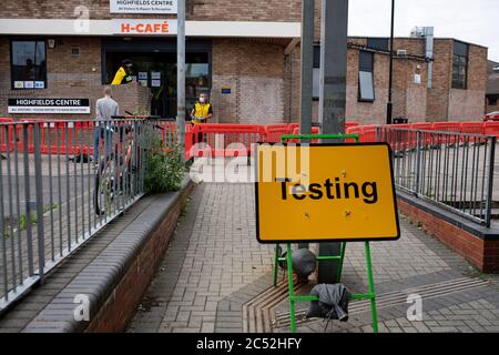 Un centro di test Covid-19 è stato istituito presso l'Highfields Community Center di Leicester, dopo che il segretario alla sanità Matt Hancock ha imposto un blocco locale a seguito di un picco di casi di coronavirus nella città. Foto Stock