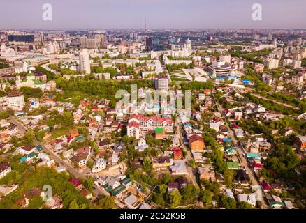 Scenic vista aerea della città russa di Voronezh in nuvoloso giorno di primavera Foto Stock