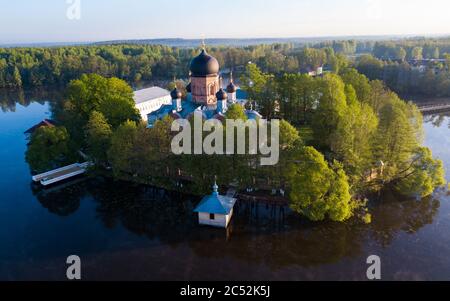 Paesaggio panoramico con santo Vvedensky isola monastero situato sull isola nel mezzo del lago Vvedensky vicino Pokrov, Russia Foto Stock