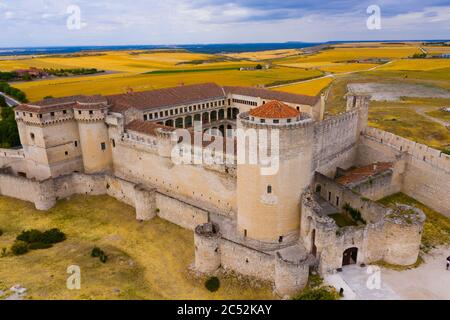 Il pittoresco paesaggio estivo medievale con castello di Cuellar nella provincia spagnola di Segovia Foto Stock