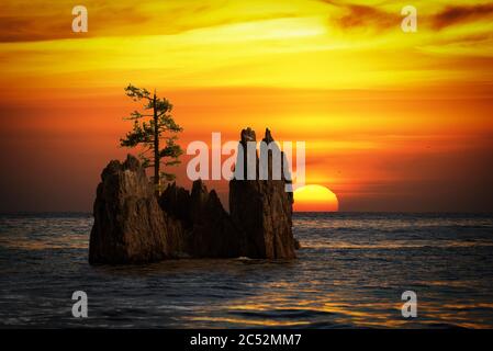 Formazione rocciosa nell'oceano al tramonto, Corona del Mar, California, USA Foto Stock