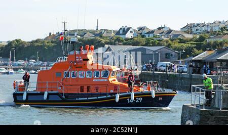 Lifeboat di classe Tamar, 'ruota interna' che entra a Padstow Harbour durante il servizio temporaneo. Settembre 2006. Foto Stock