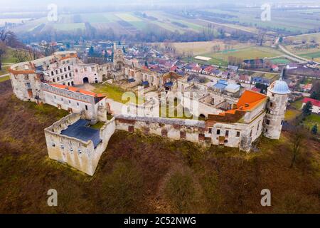 Vista aerea delle rovine del castello rinascimentale sulla cima della collina nel villaggio polacco di Janowiec, Lublino Voivodato Foto Stock