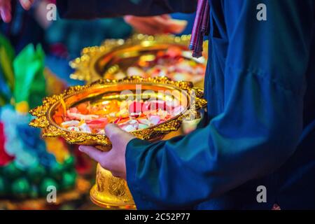 Ho Chi Minh City, Vietnam - Giugno 28 2020: Vista del matrimonio Khmer, questo è un matrimonio tradizionale seguire la cultura Khmer, la gente nel abbigliamento tradizionale Foto Stock