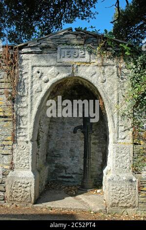 Fentonluna Well, Fentonluna Lane, Padstow, North Cornwall, settembre. Arco di granito datato 1592. Supposto di stare sul posto di pozzo originale che serviva Foto Stock