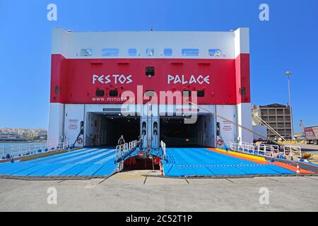 Pireo, Grecia - 04 maggio 2015: Traghetti Minoan Lines ad alta velocità Festos Palace ormeggiato al porto di Pireo, Grecia. Foto Stock