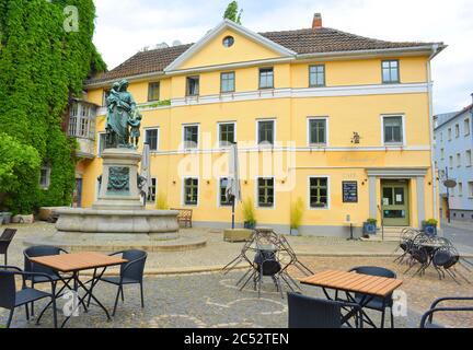 Weimar, Germania 05-19-2020 Dornenhof edificio e ristorante all'aperto mobili in tempi di distanziamento sociale Foto Stock