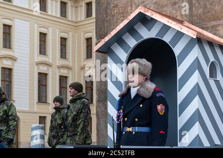 Praga / Czechia - Dicembre 24 2016: Le guardie del castello di Praga in uniforme invernale con soldati militari sullo sfondo. Foto Stock