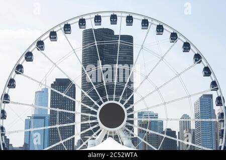 Ruota Centennial con Lake Point Tower dal Navy Pier, Chicago, Illinois, USA Foto Stock