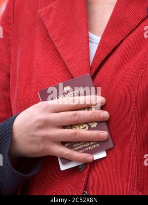 Primo piano di una persona che ha un passaporto dell'UE. Foto Stock