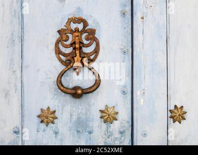 Battente antico porta su una porta blu, Santa Marta, Colombia Foto Stock