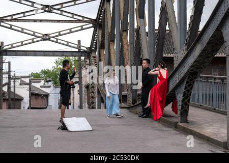 Shanghai / Cina - Ottobre 22 2018: 'Il fotografo di Shanghai scatta foto pre-matrimonio per la coppia cinese.' Foto Stock