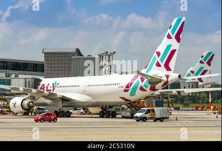 MILANO - GIUGNO 2019: Air Italy Airbus A330 a lunga percorrenza presso un terminal dell'aeroporto di Milano Malpensa. Foto Stock