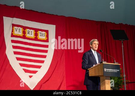 Cambridge, ma / USA - Maggio 25 2017: L'ex senatore e Segretario di Stato John Kerry rilascia le osservazioni di presentazione alla scuola di Harvard Kennedy. Foto Stock