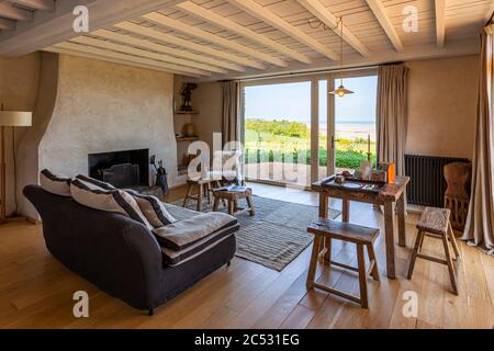 Ferme du Vent vicino a Château Richeux, Saint-Malo, Francia. Vista dal soggiorno del KLED sulla baia, sul lato opposto del quale, a 15 chilometri di distanza, si trova Mont St Michel Foto Stock