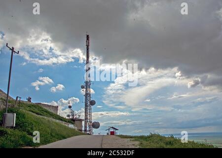 VRSAC, Serbia, 20 giugno 2020. Un palo per telecomunicazioni con molti dispositivi è stato eretto sulla collina sopra la città di Vrsac vicino alla fortezza medievale Foto Stock