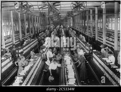 Interno della sala di filatura Magnolia Cotton Mills. Vedi i più piccoli che si infranto attraverso il mulino. Tutto funziona. Magnolia, Miss., 05-03-1911 (3904009062). Foto Stock